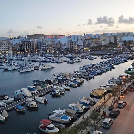 2 Bedroom, Bright & Floor - 5 * Msida